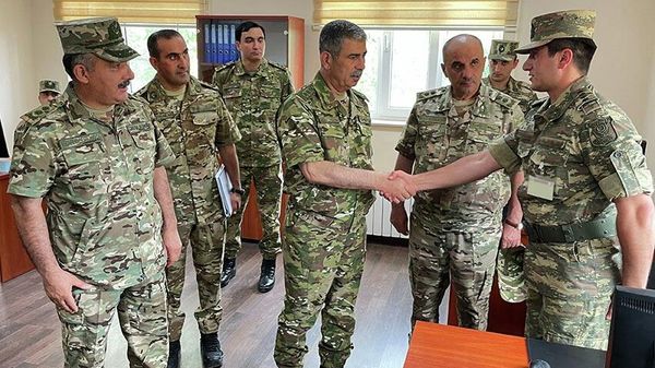 Министр обороны генерал-полковник Закир Гасанов провел в Ходжавенде совещание с участием командного состава и офицеров районного штаба - Sputnik Азербайджан