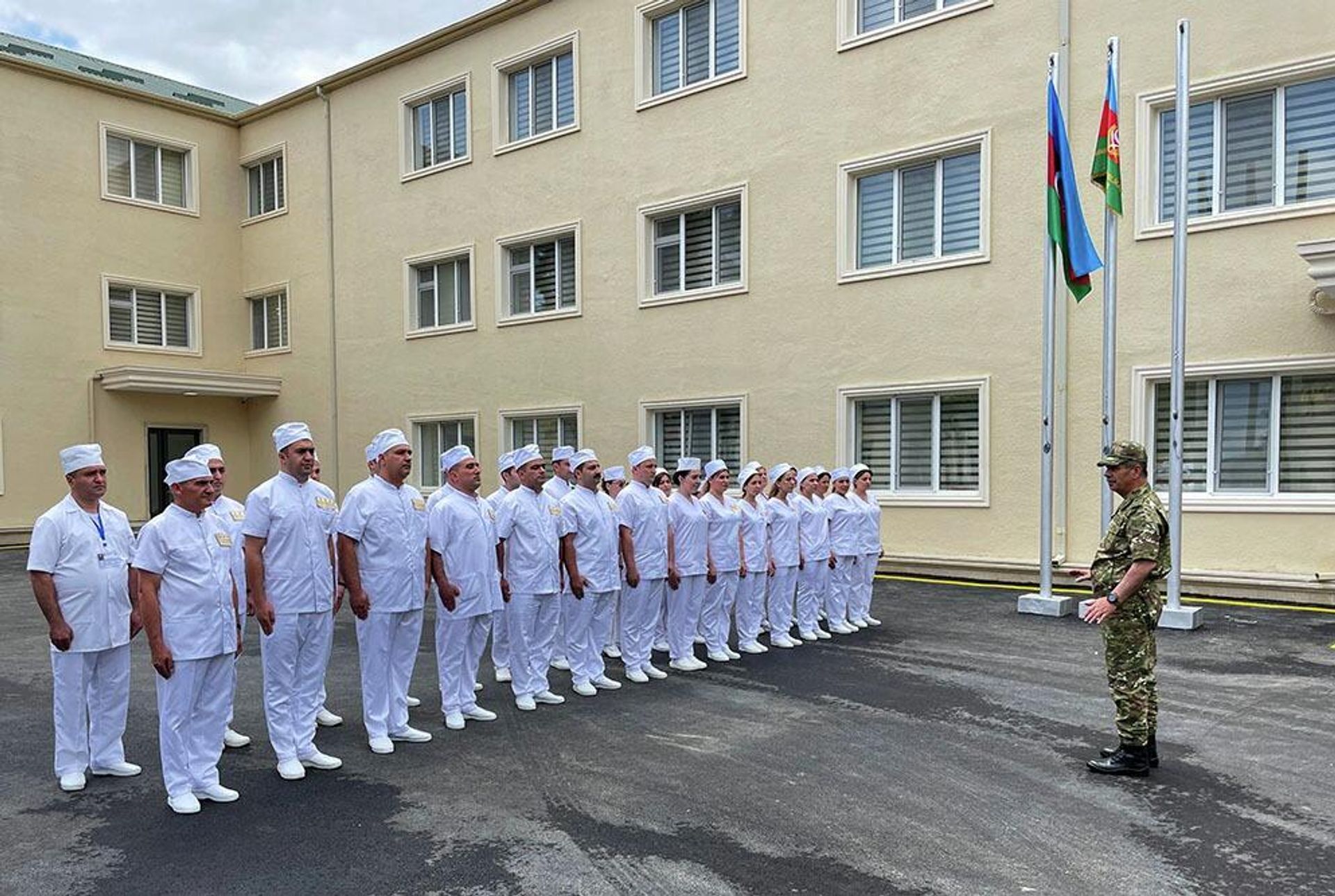 Müdafiə naziri Xocavənd rayonu ərazisində yeni istifadəyə verilən hərbi hospitalın açılışında olub - Sputnik Азербайджан, 1920, 10.07.2022