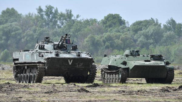 Боевая машина пехоты БМП-3 и транспортер МТ-ЛБ в месте расположения ремонтно-восстановительного полка Вооруженных сил РФ - Sputnik Азербайджан