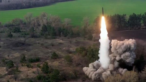 Нанесение удара Искандером по украинским складам с боеприпасами и вооружением - Sputnik Азербайджан