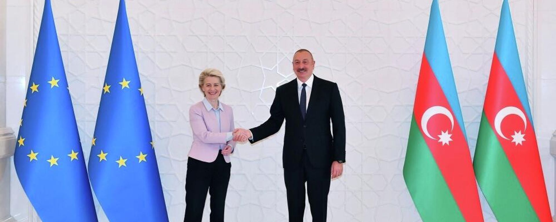 Prezident İlham Əliyevin Avropa Komissiyasının Prezidenti ilə geniş tərkibdə görüşü keçirilir - Sputnik Азербайджан, 1920, 04.04.2024
