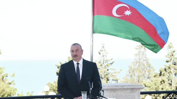 Azərbaycan Prezidenti İlham Əliyev və Avropa Komissiyasının Prezidenti mətbuata bəyanatlarla çıxış ediblər  - Sputnik Азербайджан