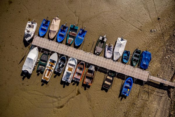 Вид с воздуха показывает лодки на высохшем дне озера Бренет (Lac des Brenets), части реки Ду, естественной границы между восточной Францией и западной Швейцарией, в Ле Брене. - Sputnik Азербайджан