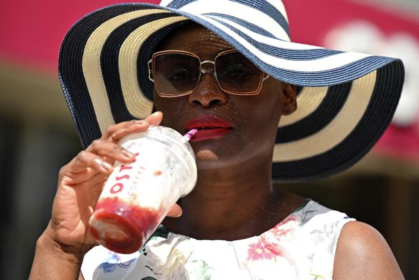 Женщина пьет напиток со льдом из Costa Coffee в Блэкпуле, на северо-западе Англии - Sputnik Азербайджан
