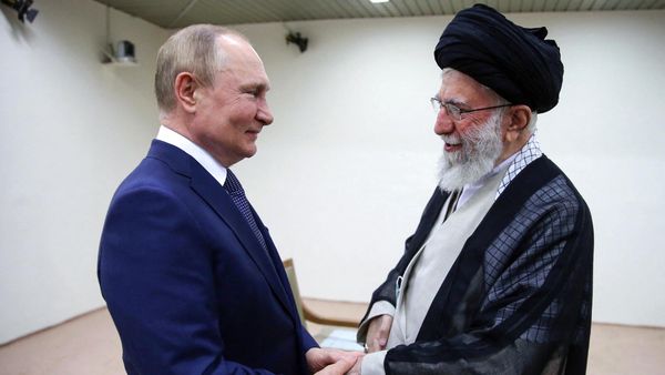 Президент РФ Владимир Путин и президент Ирана Эбрахим Раиси (справа) во время встречи - Sputnik Азербайджан