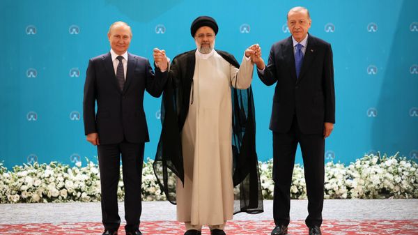 Президент РФ Владимир Путин, президент Ирана Эбрахим Раиси и президент Турции Реджеп Тайип Эрдоган (слева направо) во время совместного фотографирования  - Sputnik Азербайджан