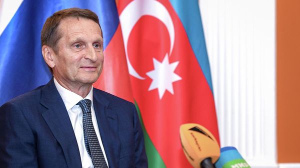 Директор Службы внешней разведки России Сергей Нарышкин во время интервью журналистам в Баку - Sputnik Азербайджан