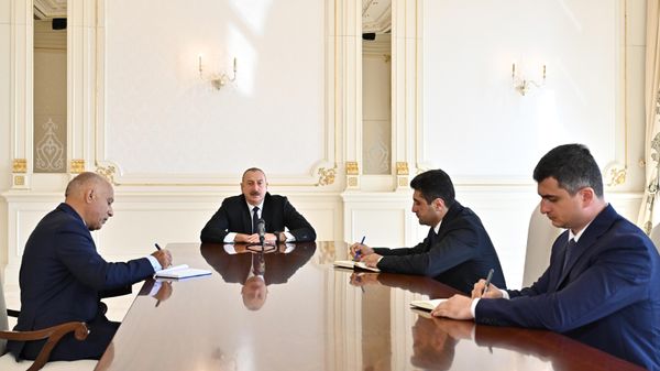 Prezident İlham Əliyev Araz Əhmədovu Masallı, Əkbər Abbasovu Lerik və Elvin Paşayevi Göygöl rayon icra hakimiyyətlərinin başçısı təyin olunmaları ilə əlaqədar qəbul edib - Sputnik Азербайджан