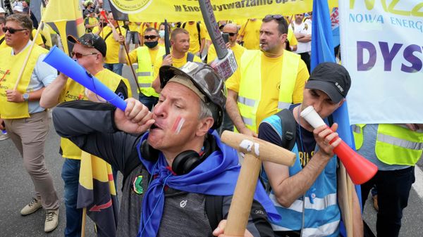 Работники энергетического сектора Польши во время акции протеста в Варшаве - Sputnik Азербайджан