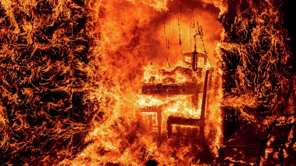 Горящий стул в горящем доме во время лесного пожара в Калифорнии  - Sputnik Азербайджан
