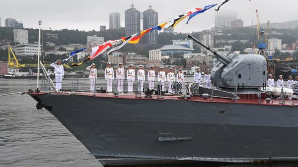 Моряки на параде во Владивостоке, посвященном Дню Военно-морского флота в России - Sputnik Азербайджан