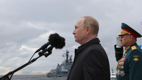 Президент РФ, верховный главнокомандующий Владимир Путин на Главном военно-морском параде по случаю Дня Военно-морского флота РФ. Справа: министр обороны РФ Сергей Шойгу - Sputnik Азербайджан
