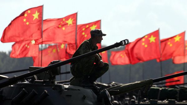 Cолдат на фоне флага Китая перед парадом в честь окончания военных учений на полигоне Чебаркуль - Sputnik Азербайджан