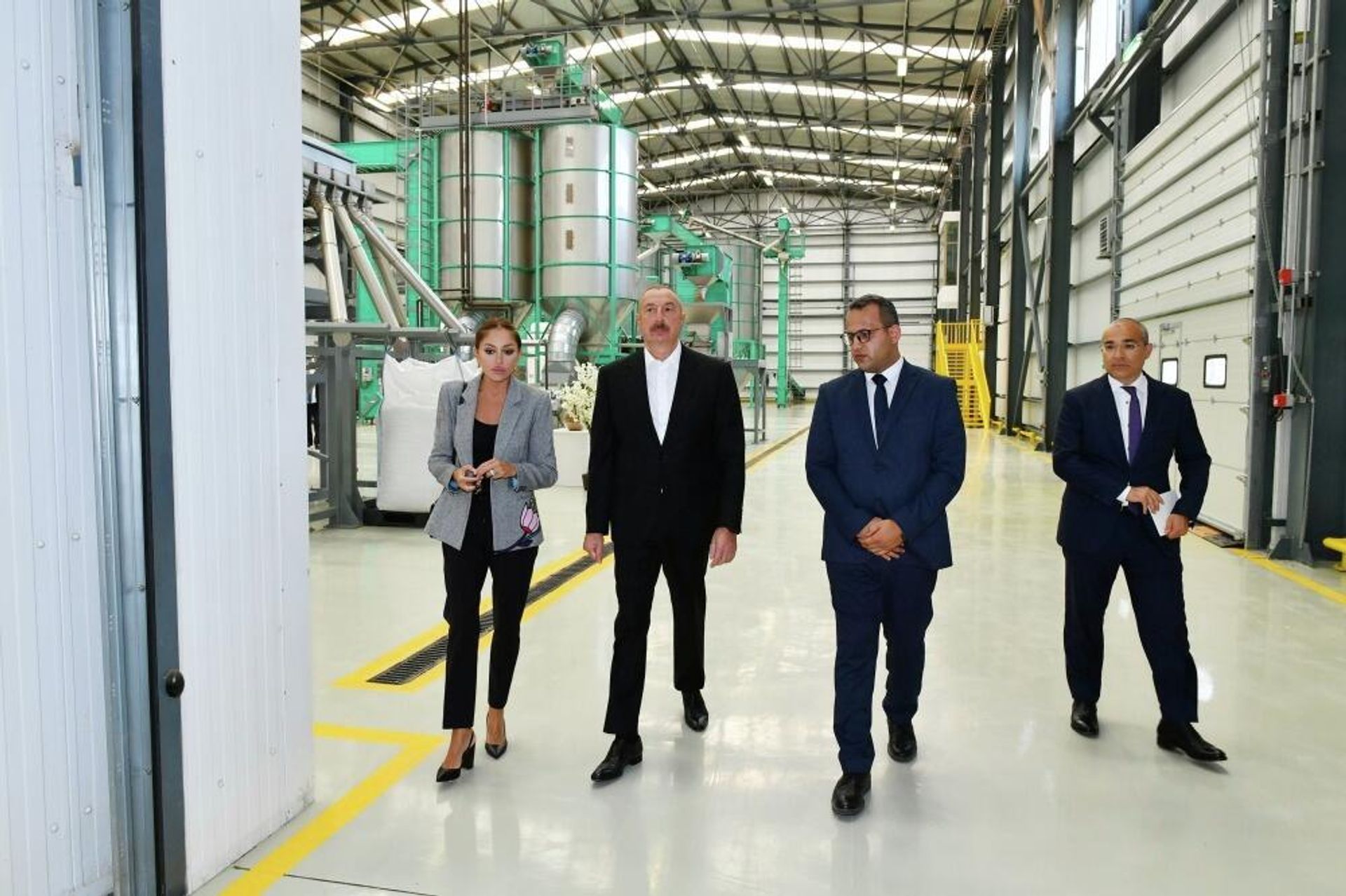Azərbaycan Respublikasının Prezidenti İlham Əliyev və birinci xanım Mehriban Əliyeva Grand-Agro İnvitro Məhdud Məsuliyyətli Cəmiyyətinin müəssisəsinin fəaliyyəti ilə tanış olublar və Azbadam Məhdud Məsuliyyətli Cəmiyyətinin badam emalı zavodunun açılışında iştirak ediblər - Sputnik Азербайджан, 1920, 03.08.2022
