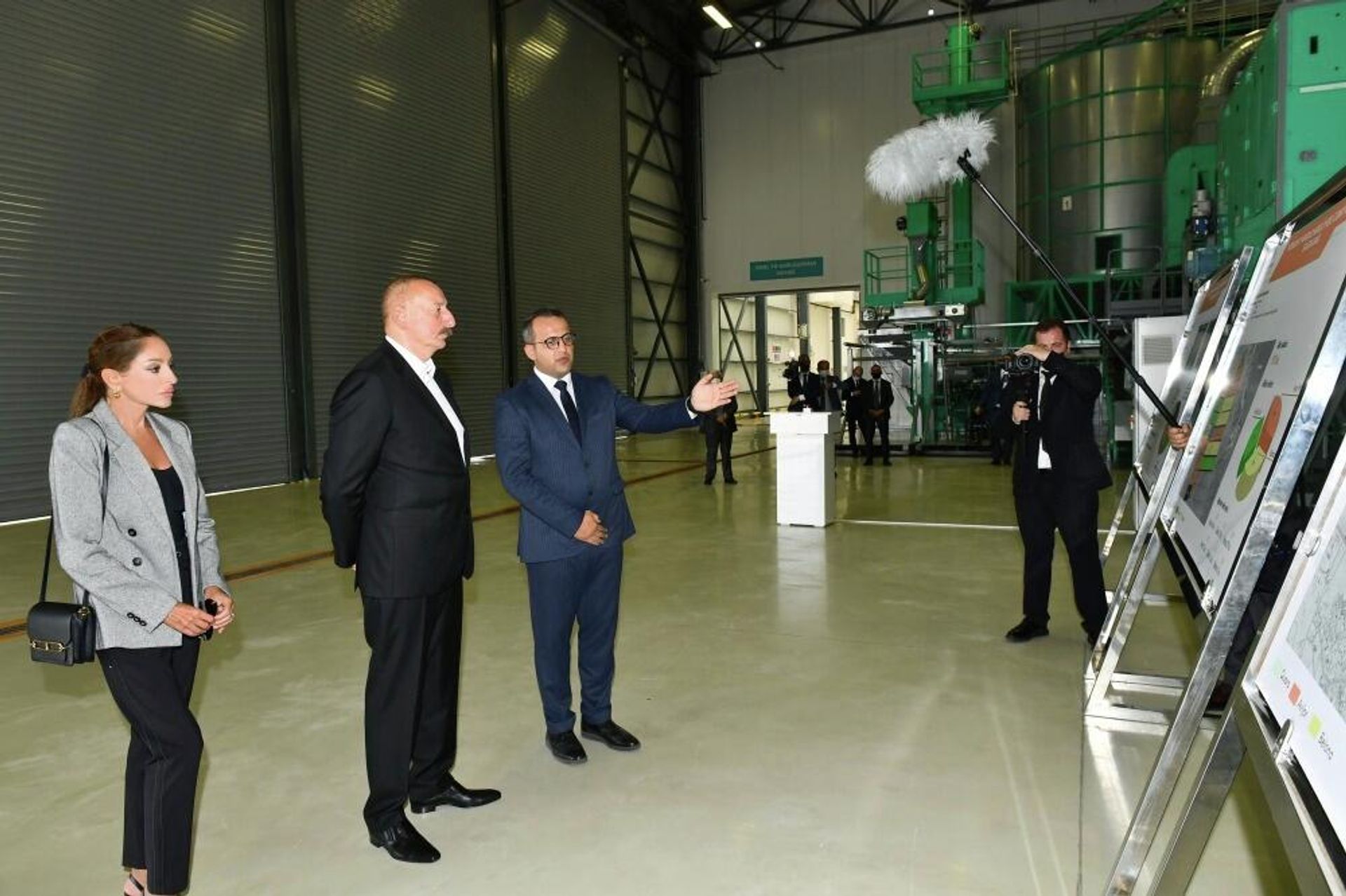 Azərbaycan Respublikasının Prezidenti İlham Əliyev və birinci xanım Mehriban Əliyeva Grand-Agro İnvitro Məhdud Məsuliyyətli Cəmiyyətinin müəssisəsinin fəaliyyəti ilə tanış olublar və Azbadam Məhdud Məsuliyyətli Cəmiyyətinin badam emalı zavodunun açılışında iştirak ediblər - Sputnik Азербайджан, 1920, 03.08.2022