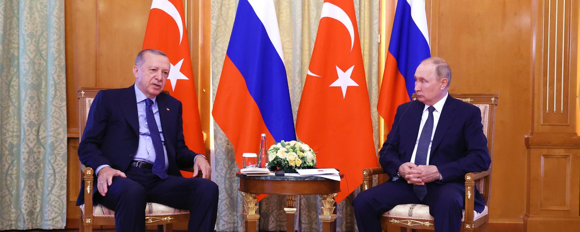 Президент РФ Владимир Путин и президент Турции Реджеп Тайип Эрдоган (слева) во время встречи - Sputnik Азербайджан, 1920, 07.06.2023