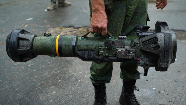 Военнослужащий демонстрирует американский переносной противотанковый ракетный комплекс (ПТРК) Джавелин (Javelin) на одной из улиц Северодонецка. - Sputnik Азербайджан