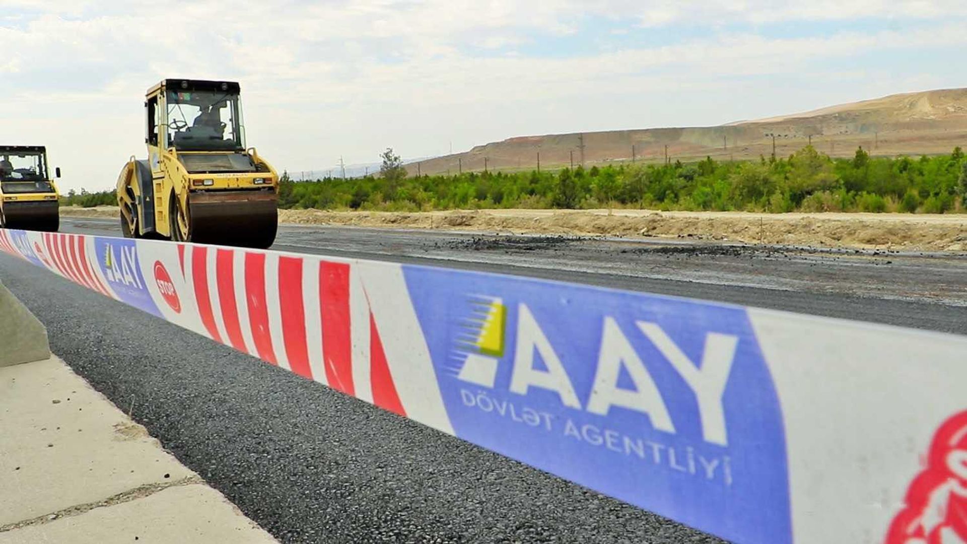 Укладка асфальтобетонного покрытия на деформированном участке автомобильной дороги Баку-Губа-госграница с РФ - Sputnik Азербайджан, 1920, 09.08.2022