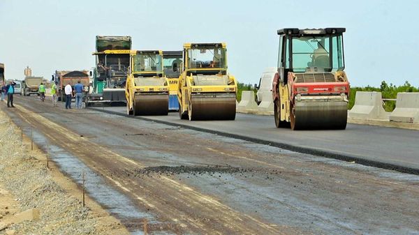 Укладка асфальтобетонного покрытия на деформированном участке автомобильной дороги Баку-Губа-госграница с РФ - Sputnik Азербайджан