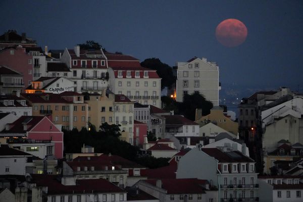 Суперлуна восходит за лиссабонским районом Каштелу. - Sputnik Азербайджан