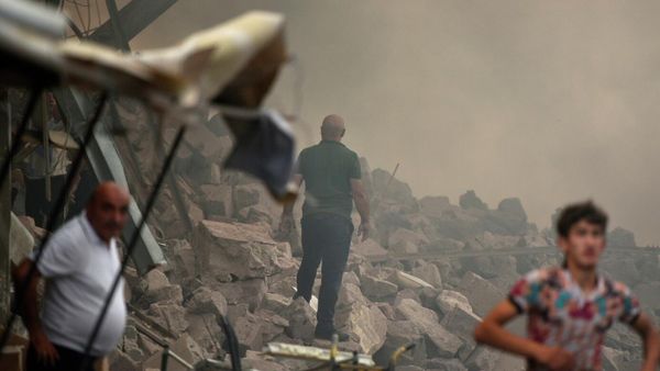 Местные жители на месте взрыва у торгового центра Сурмалу в Ереване - Sputnik Азербайджан
