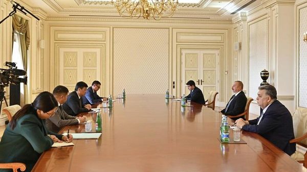  Президент Азербайджана Ильхам и вице-премьер Кыргызстана Бакыт Торобаев обсудили развитие сотрудничество в транспортной сфере - Sputnik Азербайджан