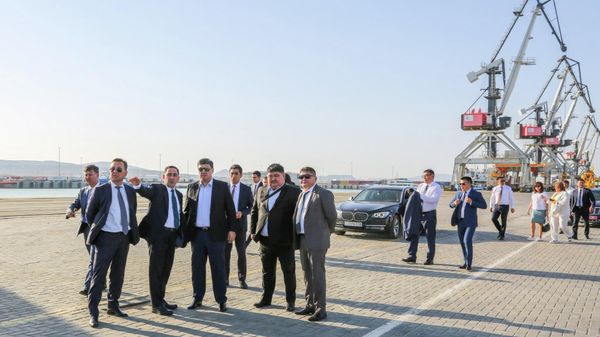 Заместитель председателя Кабинета министров Кыргызстана Бакыт Торобаев с директором Бакинского международного морского торгового порта Талехом Зиядовым  - Sputnik Азербайджан