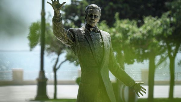 Dənizkənarı Milli Parkında dünyaşöhrətli müğənni Müslüm Maqomayevin abidəsi - Sputnik Азербайджан