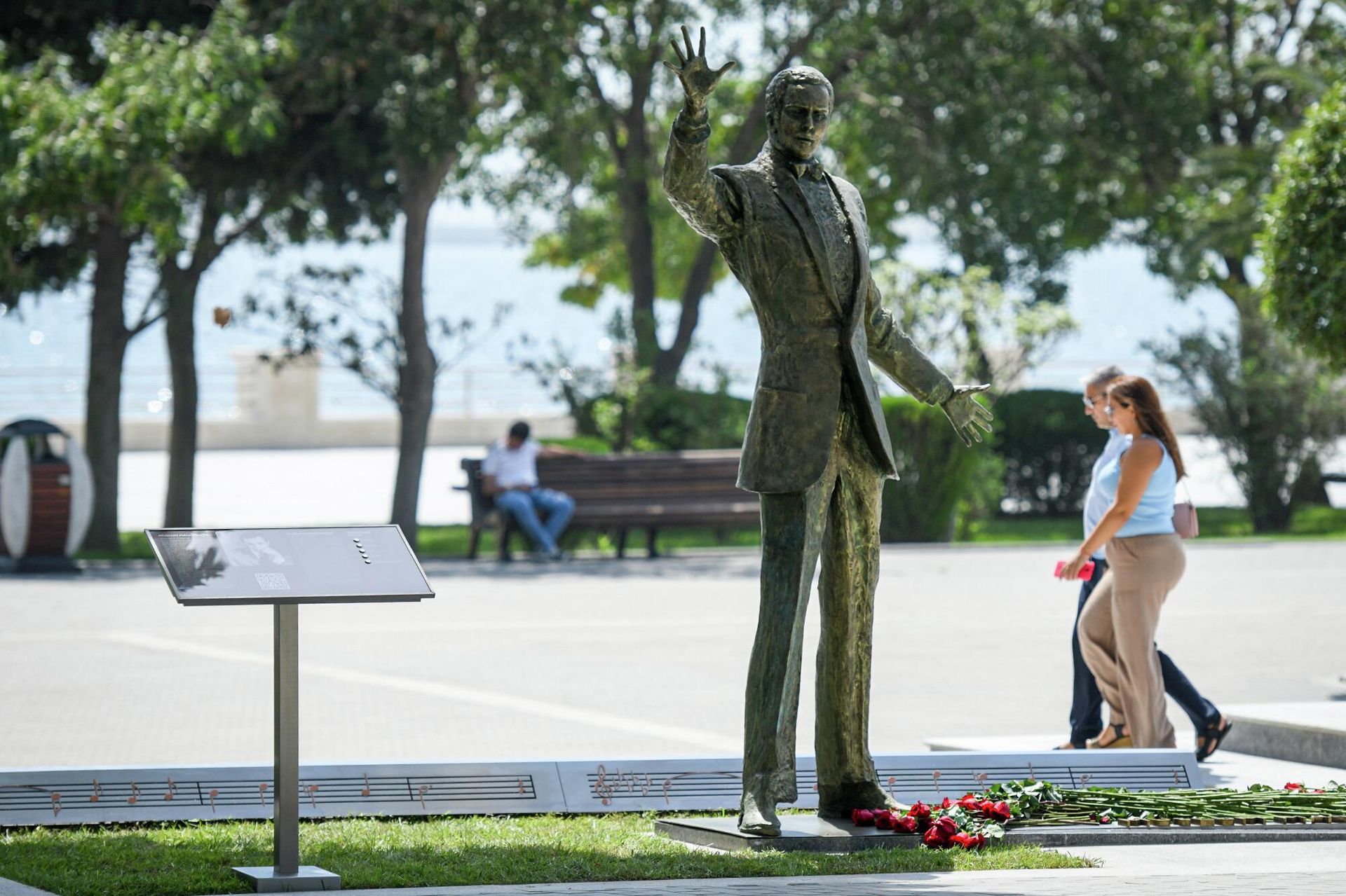 Dənizkənarı Milli Parkında dünyaşöhrətli müğənni Müslüm Maqomayevin abidəsi - Sputnik Азербайджан, 1920, 18.08.2022