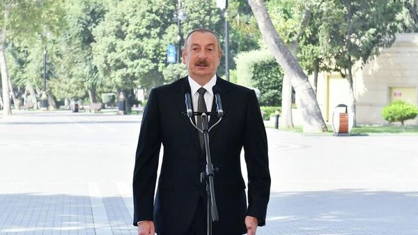 Президент Ильхам Алиев и Первая леди Мехрибан Алиева приняли участие в открытии памятника Муслиму Магомаеву в Бакинском приморском национальном парке - Sputnik Азербайджан