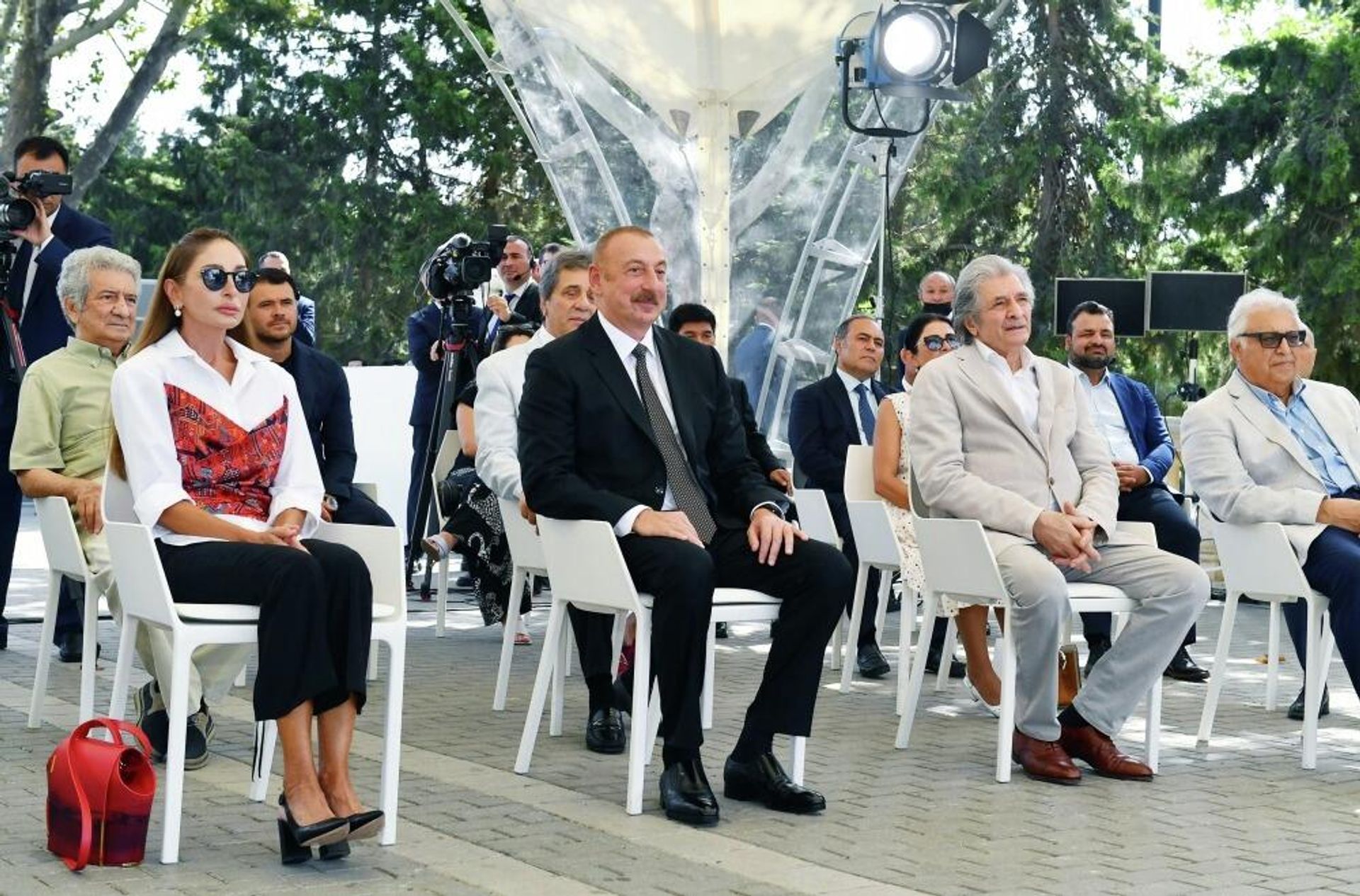 Президент Ильхам Алиев и Первая леди Мехрибан Алиева приняли участие в открытии памятника Муслиму Магомаеву в Бакинском приморском национальном парке - Sputnik Азербайджан, 1920, 17.08.2022