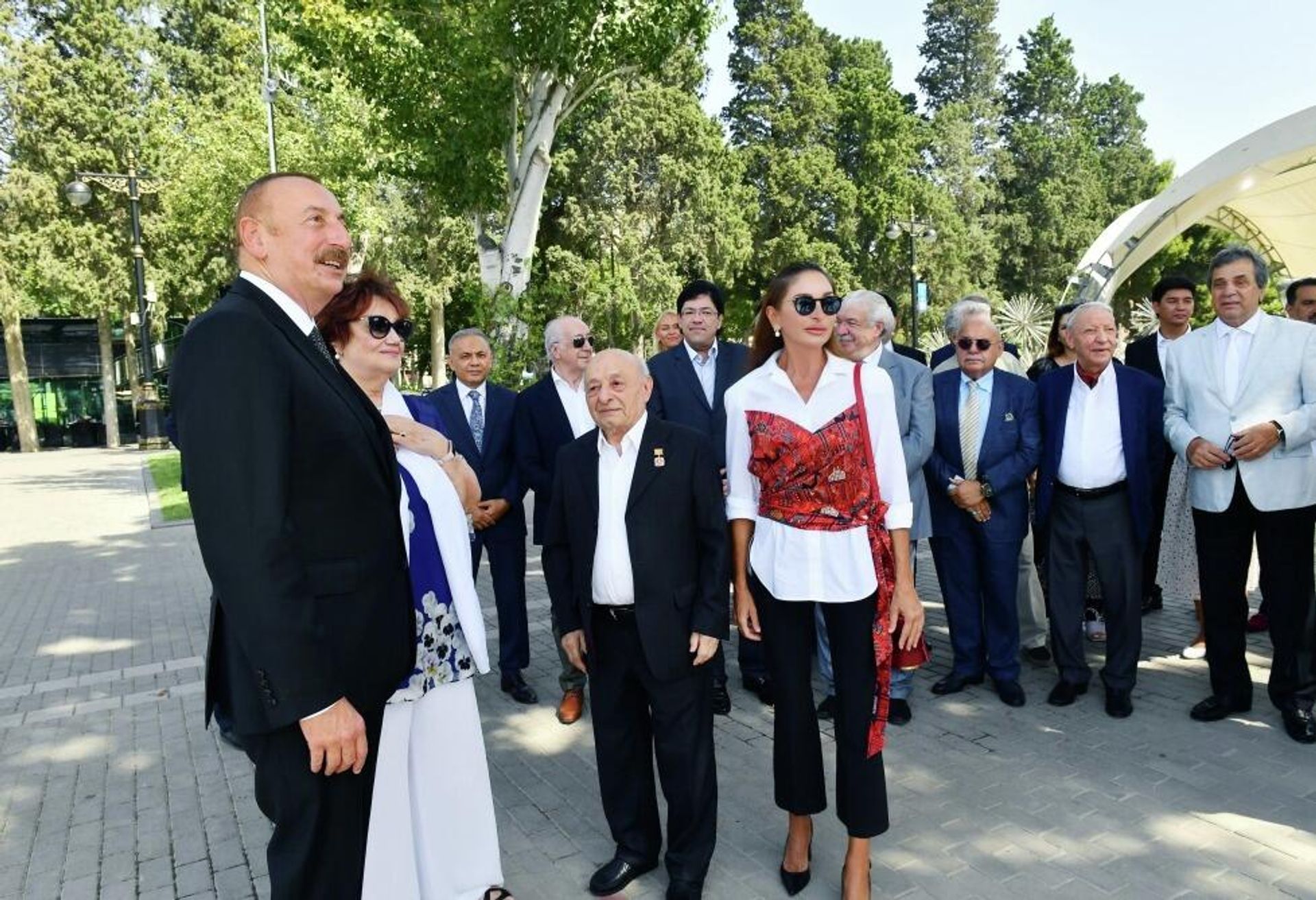 Президент Ильхам Алиев и Первая леди Мехрибан Алиева приняли участие в открытии памятника Муслиму Магомаеву в Бакинском приморском национальном парке - Sputnik Азербайджан, 1920, 17.08.2022