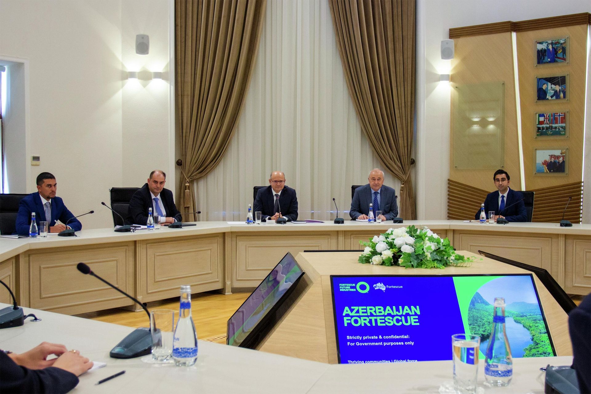 Министр энергетики Парвиз Шахбазов с председателем австралийской компании Fortescue Future Industries Эндрю Форрестом  - Sputnik Азербайджан, 1920, 18.08.2022
