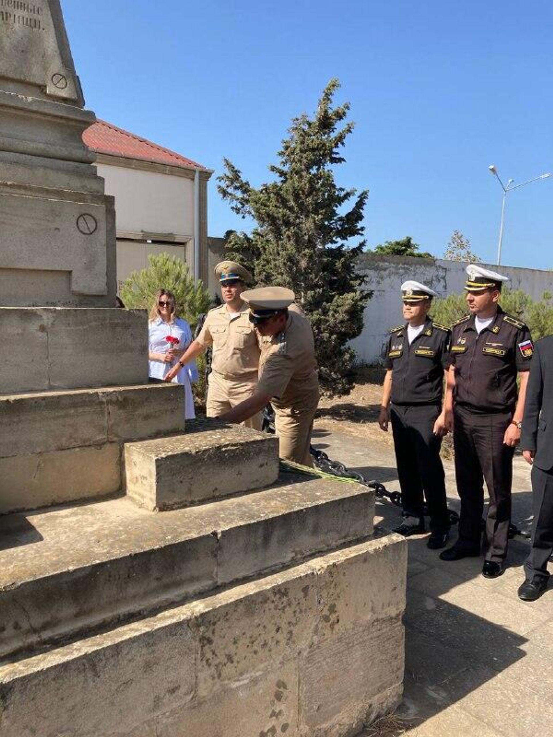 Моряки Каспийской флотилии, участвующие в «Кубке моря», посетили памятник экипажу судна «Куба», потерпевшего крушение на Каспии 165 лет назад - Sputnik Азербайджан, 1920, 20.08.2022
