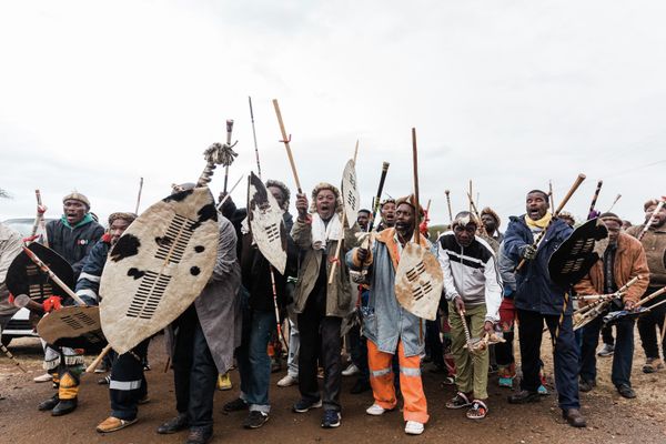 Амабуто (воины зулусов) воспевают в ожидании прибытия нового короля. - Sputnik Азербайджан