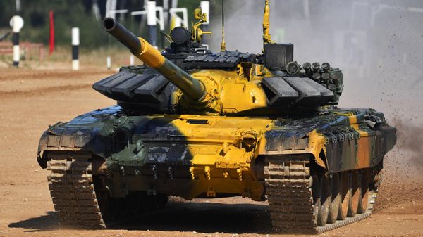 Танк Т-72Б3 команды военнослужащих Азербайджана во время соревнований танковых экипажей в рамках конкурса Танковый биатлон-2022 на военном полигоне Алабино в Московской области - Sputnik Азербайджан