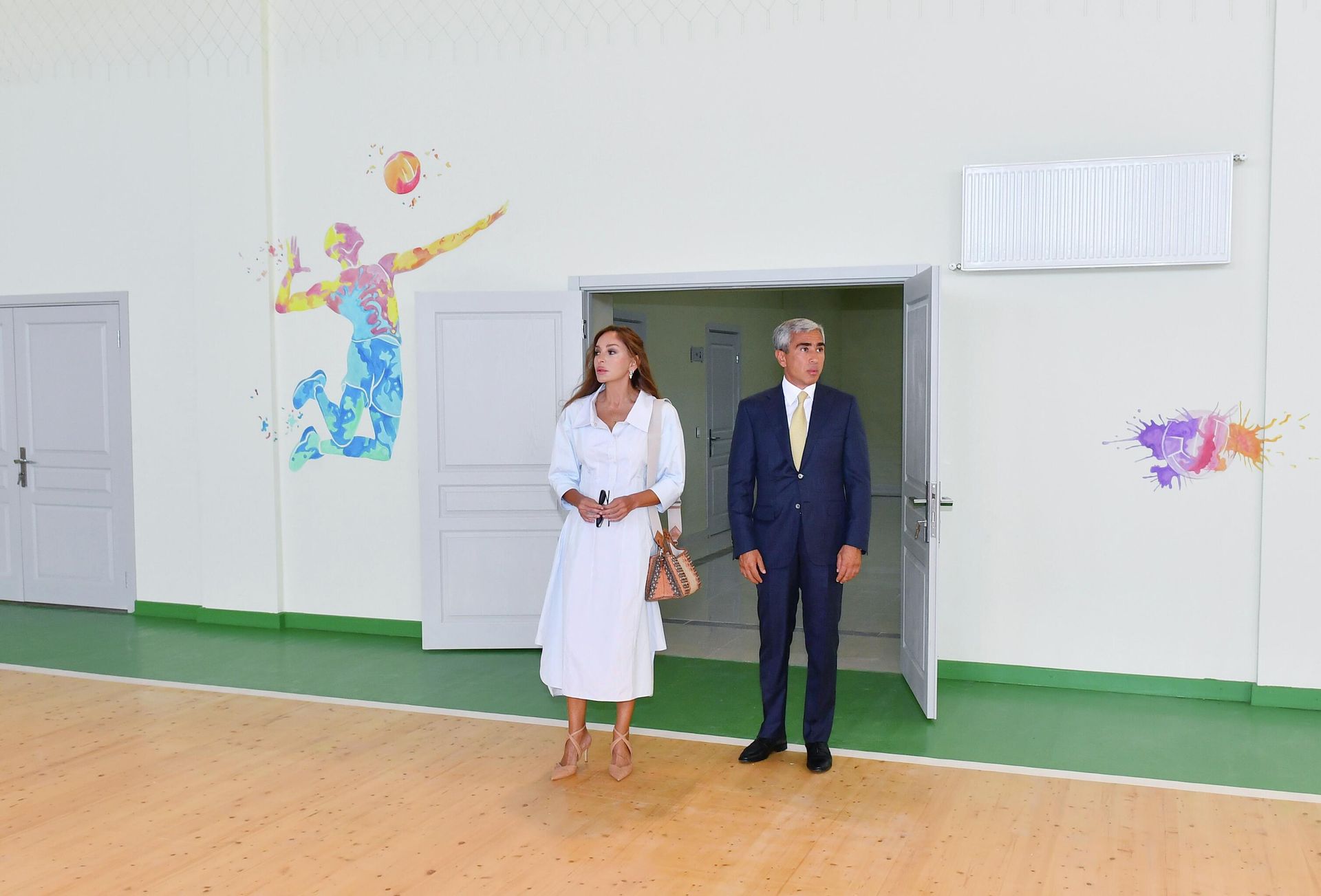 Birinci vitse-prezident Mehriban Əliyeva Binə qəsəbəsində orta məktəb binasının, Qaraçuxur qəsəbəsində körpələr evi-uşaq bağçasının açılışlarında iştirak edib - Sputnik Азербайджан, 1920, 26.08.2022