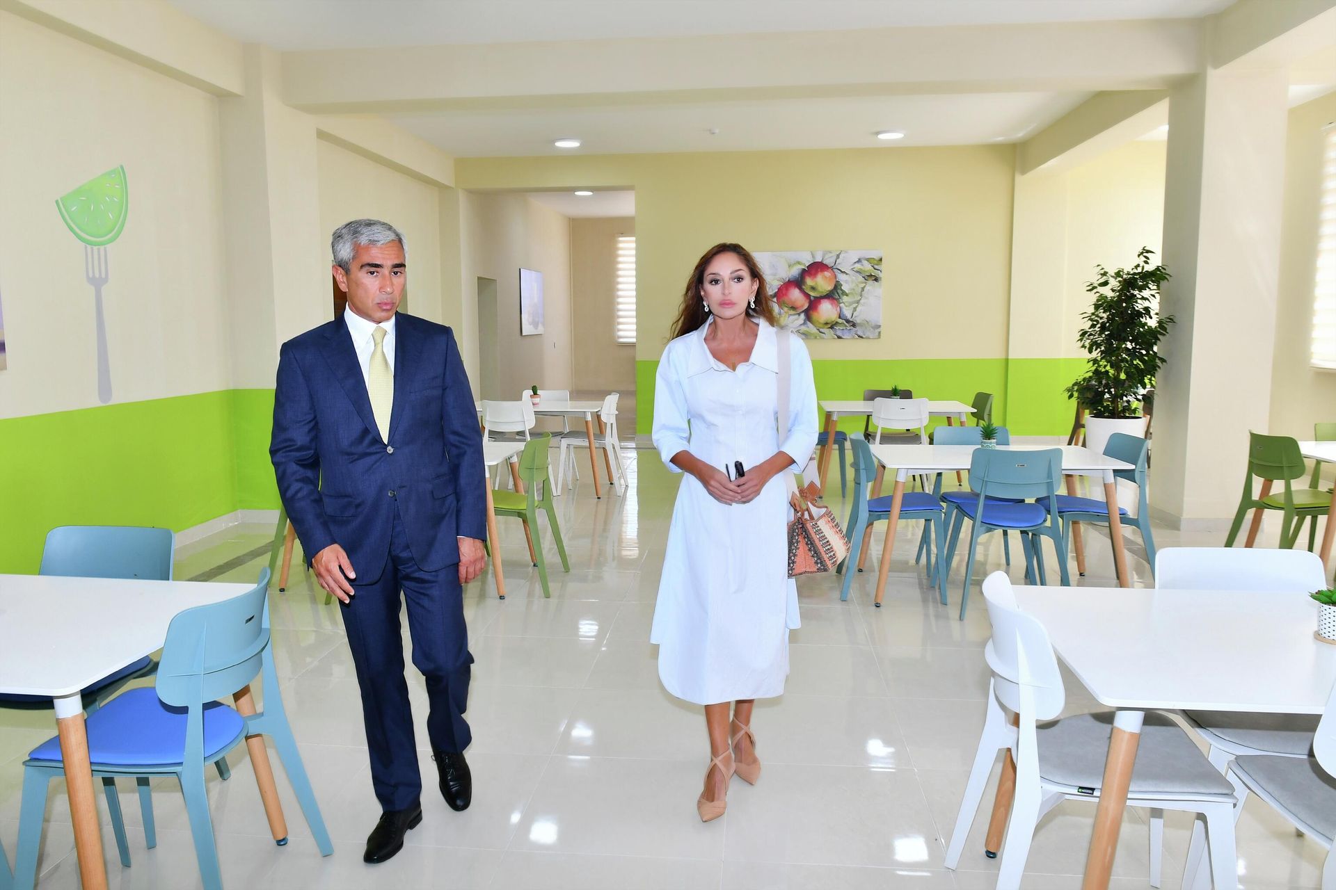 Birinci vitse-prezident Mehriban Əliyeva Binə qəsəbəsində orta məktəb binasının, Qaraçuxur qəsəbəsində körpələr evi-uşaq bağçasının açılışlarında iştirak edib - Sputnik Азербайджан, 1920, 26.08.2022
