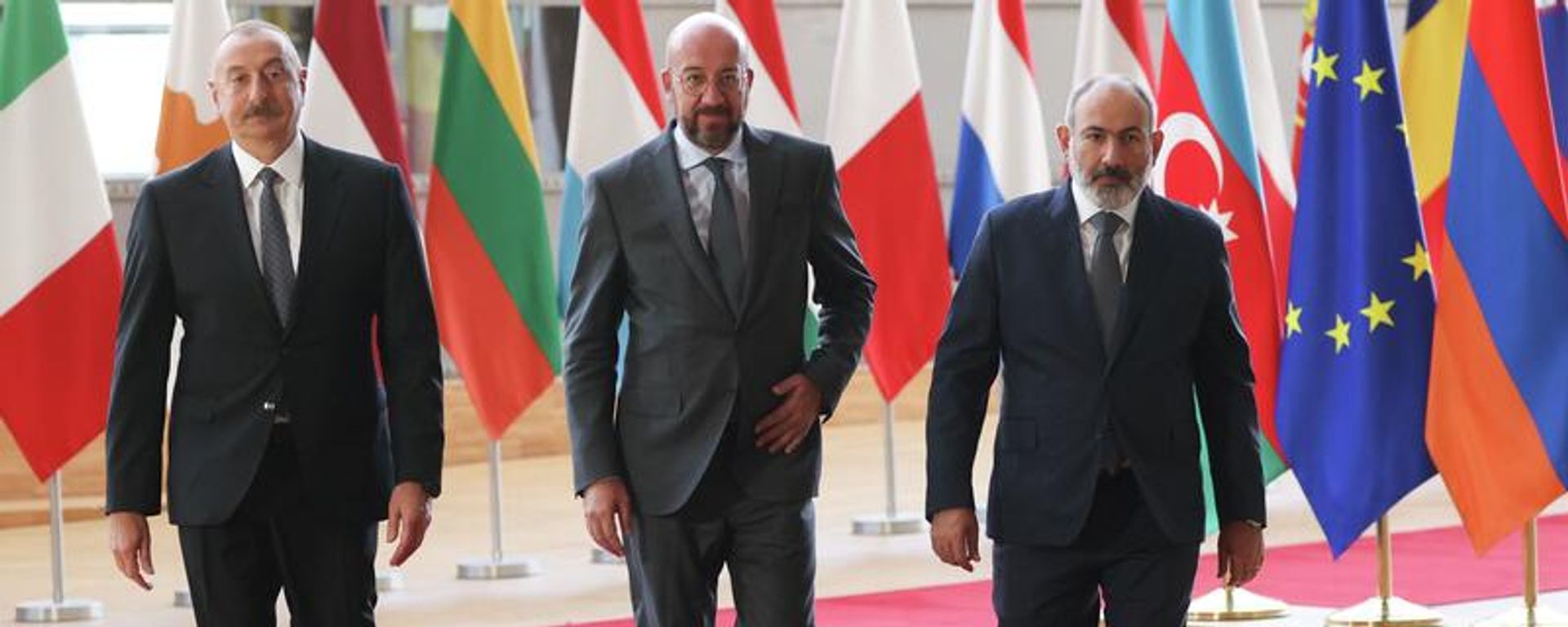 Премьер-министр Армении Никол Пашинян, Президент Европейского Совета Шарль Мишель и президент Азербайджана Ильхам Алиев перед встречей в Европейском Совете (31 августа 2022)  - Sputnik Азербайджан, 1920, 04.10.2023