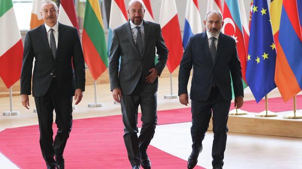 Премьер-министр Армении Никол Пашинян, Президент Европейского Совета Шарль Мишель и президент Азербайджана Ильхам Алиев перед встречей в Европейском Совете (31 августа 2022)  - Sputnik Азербайджан