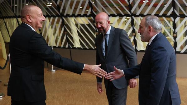 Премьер-министр Армении Никол Пашинян, Президент Европейского Совета Шарль Мишель и президент Азербайджана Ильхам Алиев перед встречей в Европейском Совете (31 августа 2022)  - Sputnik Азербайджан