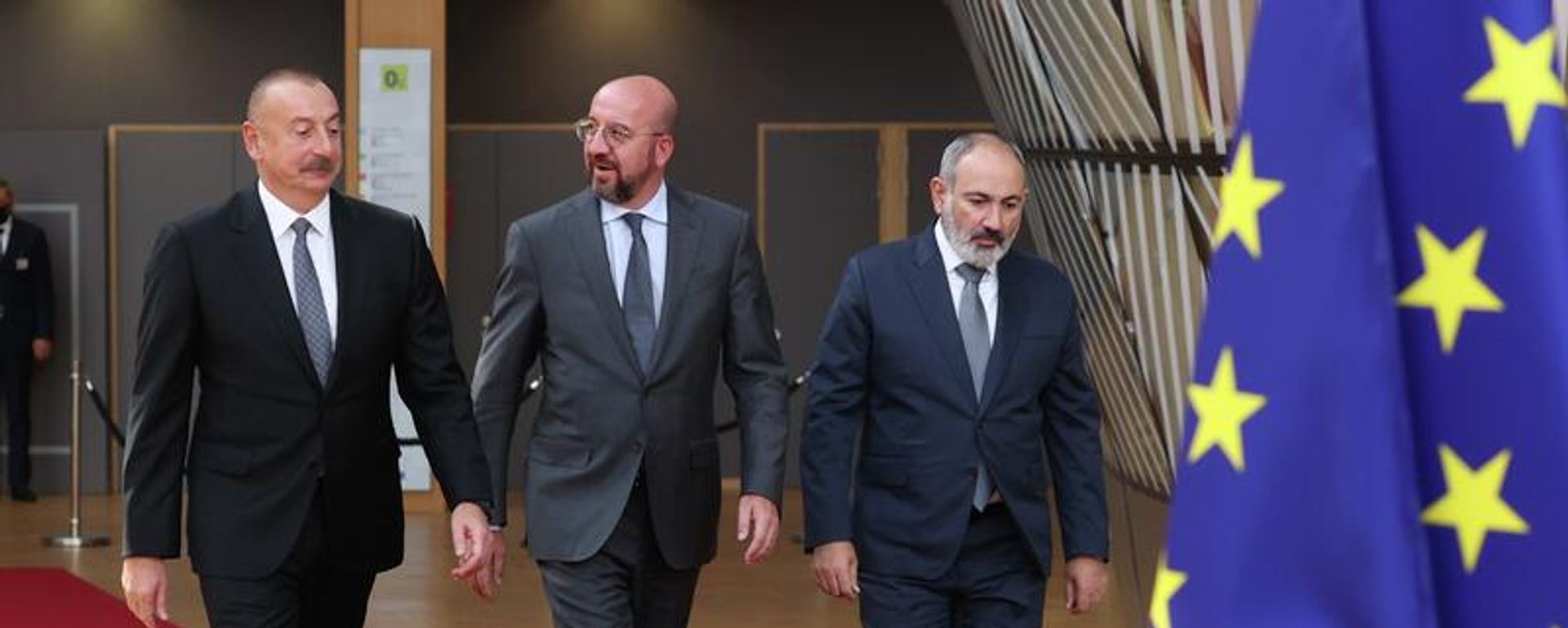 Премьер-министр Армении Никол Пашинян, Президент Европейского Совета Шарль Мишель и президент Азербайджана Ильхам Алиев перед встречей в Европейском Совете (31 августа 2022)  - Sputnik Азербайджан, 1920, 06.10.2023