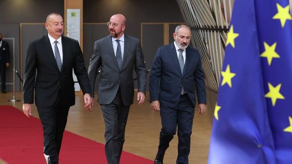 Премьер-министр Армении Никол Пашинян, Президент Европейского Совета Шарль Мишель и президент Азербайджана Ильхам Алиев перед встречей в Европейском Совете (31 августа 2022)  - Sputnik Азербайджан
