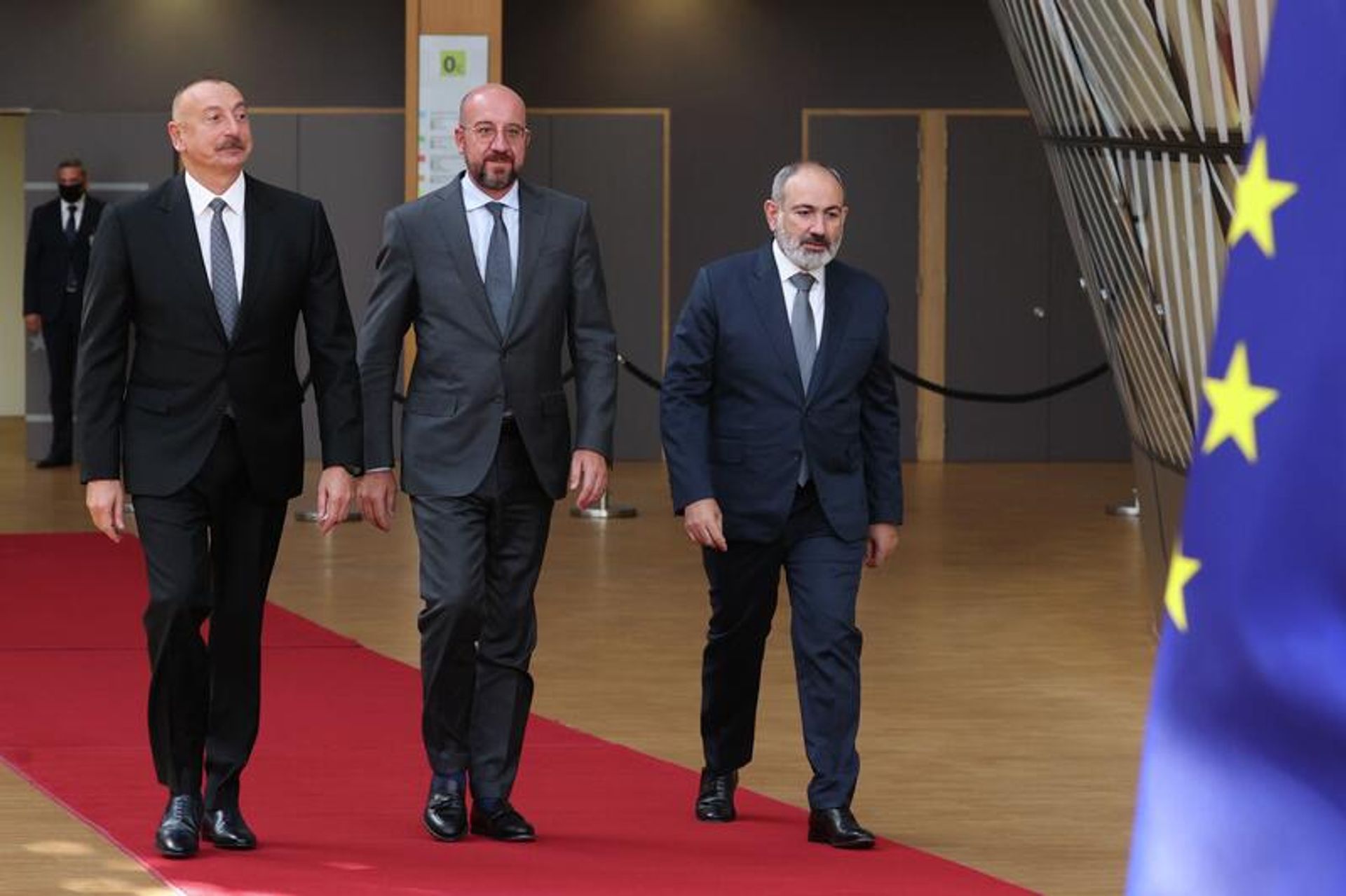 Премьер-министр Армении Никол Пашинян, Президент Европейского Совета Шарль Мишель и президент Азербайджана Ильхам Алиев перед встречей в Европейском Совете (31 августа 2022)  - Sputnik Азербайджан, 1920, 14.02.2024
