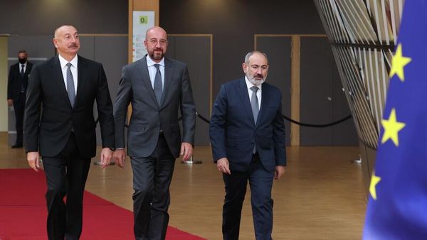 Премьер-министр Армении Никол Пашинян, Президент Европейского Совета Шарль Мишель и президент Азербайджана Ильхам Алиев перед встречей в Европейском Совете (31 августа 2022)  - Sputnik Азербайджан