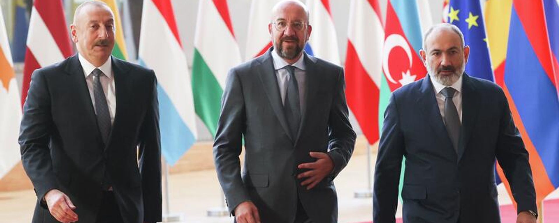 Премьер-министр Армении Никол Пашинян, Президент Европейского Совета Шарль Мишель и президент Азербайджана Ильхам Алиев перед встречей в Европейском Совете (31 августа 2022)  - Sputnik Азербайджан, 1920, 31.05.2023