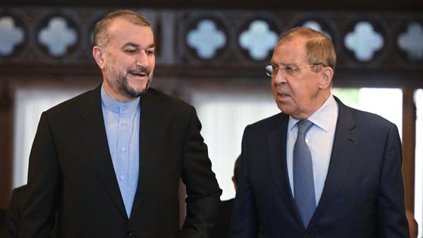Rusiyanın xarici işlər naziri Sergey Lavrov və İranın xarici işlər naziri Hüseyn Əmir Abdullahian (sağda) Moskvada görüş zamanı - Sputnik Азербайджан