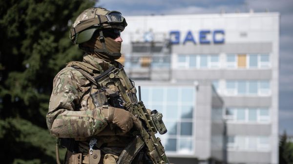 Военнослужащий ВС РФ на территории Запорожской АЭС в Энергодаре - Sputnik Азербайджан