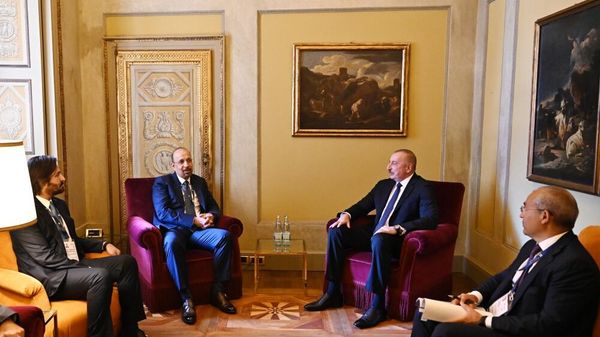 Президент Азербайджана Ильхам Алиев встретился с министром инвестиций Саудовской Аравии Халидом бин Абдулазиз Аль-Фалихом в Черноббио - Sputnik Азербайджан