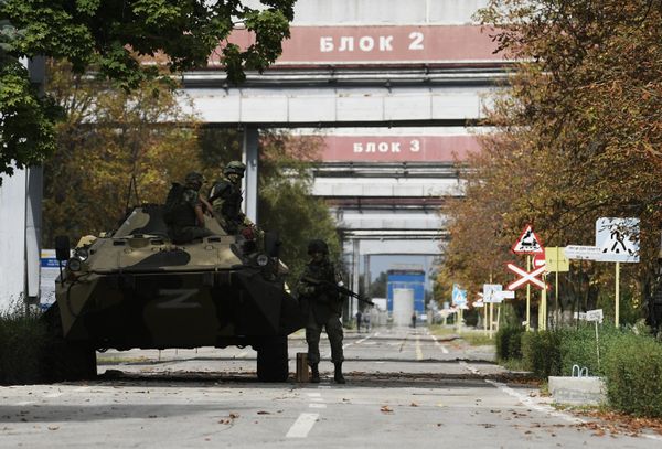 Российские военнослужащие на территории Запорожской атомной электростанции.  - Sputnik Азербайджан